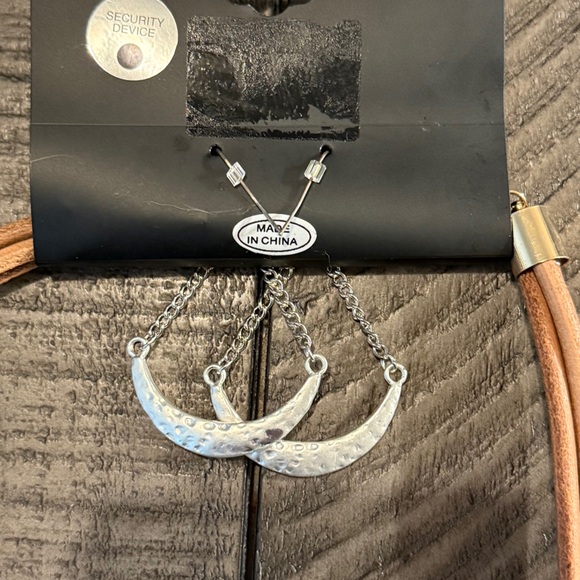 nOir Three Layer Minimal Short Necklace and Dangle Earrings Set NIP - Picture 4 of 8